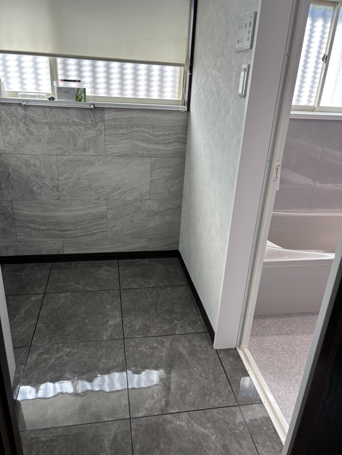 脱衣室はフロアータイル、天井壁クロス張替