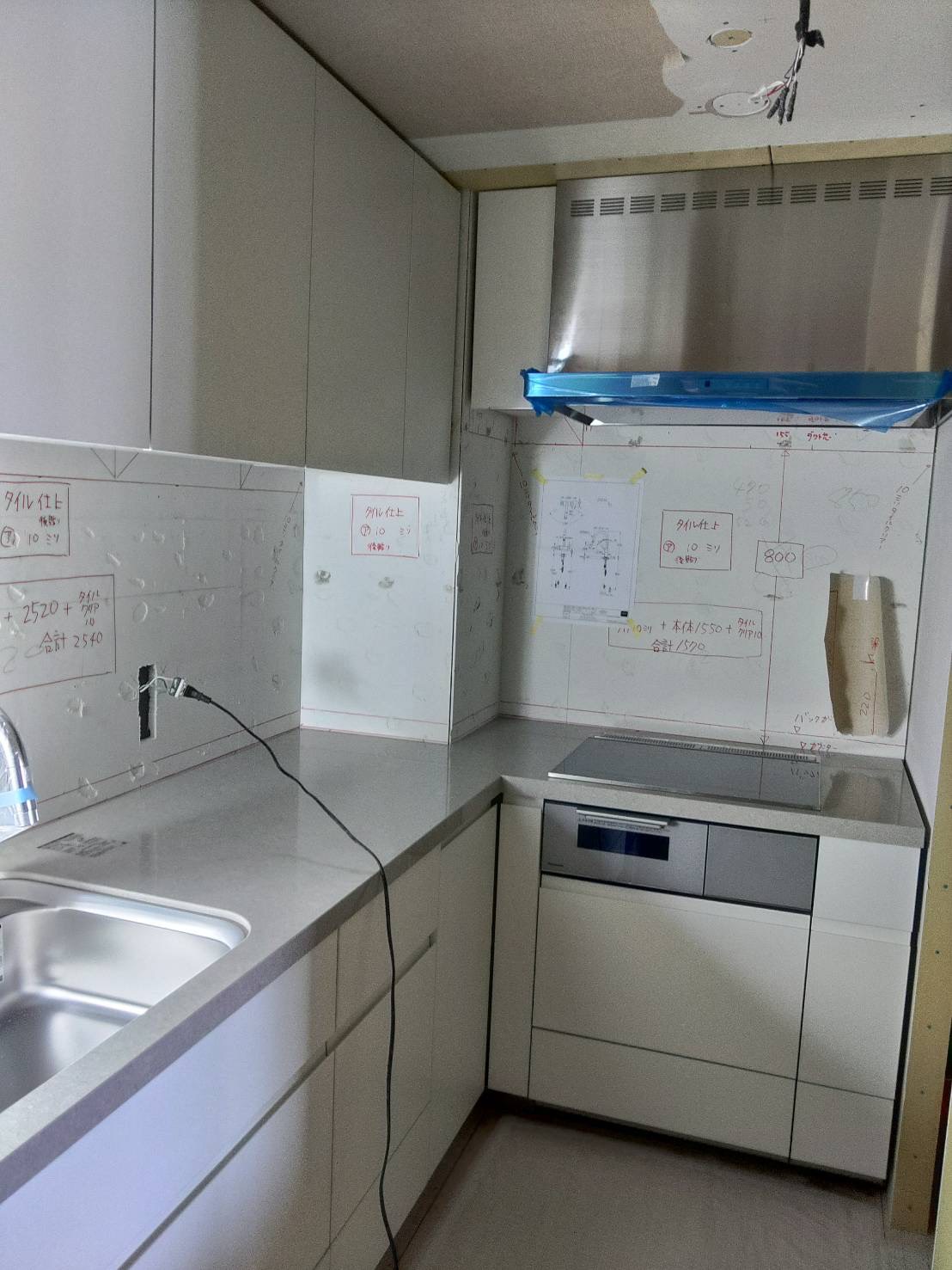 特注Ｌ型カウンター柱カット
工事中ですが、このあと壁にタイルを貼ります