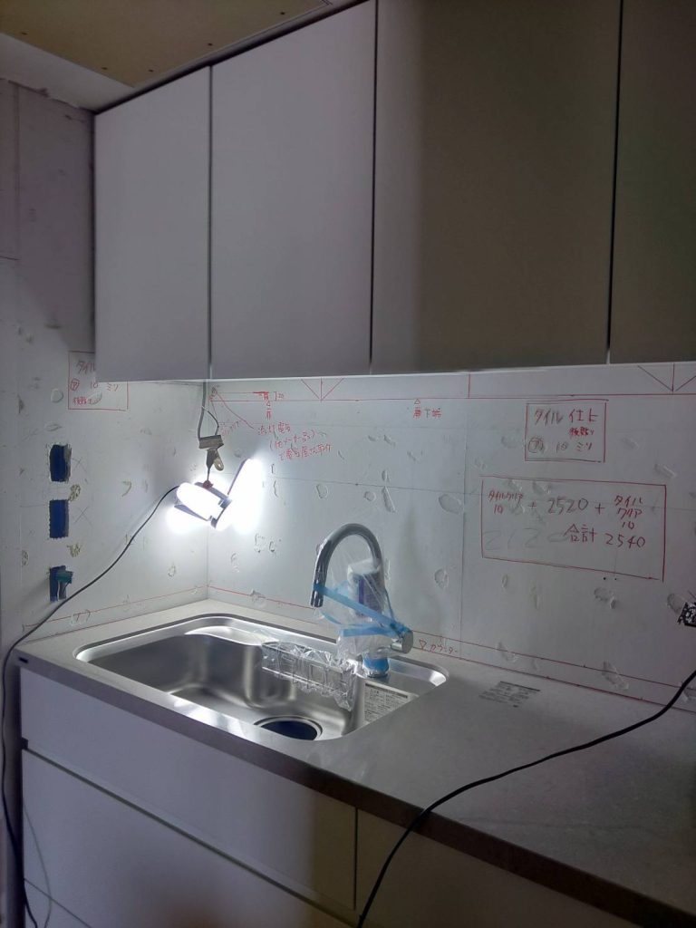 ○○○フォレスト現場_特注Ｌ型カウンター柱カット