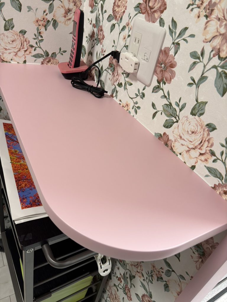 茶色カウンターにピンク色のダイノックシートをドライヤーで炙り伸ばしながら張りました。特にカーブのところが絶妙な仕上がりとなりました